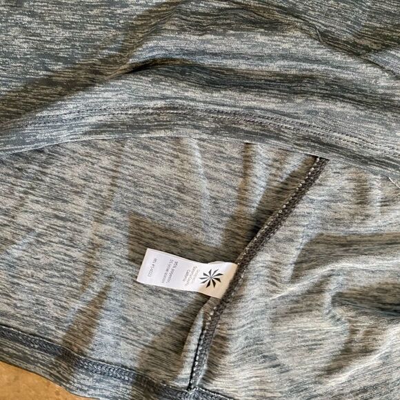 ATHLETA M Active Top  - Picture 3 of 4